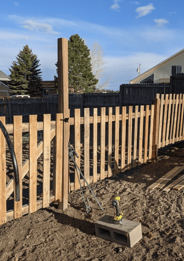 Building a Cheap Garden Fence with Pallet Wood: Our Experience